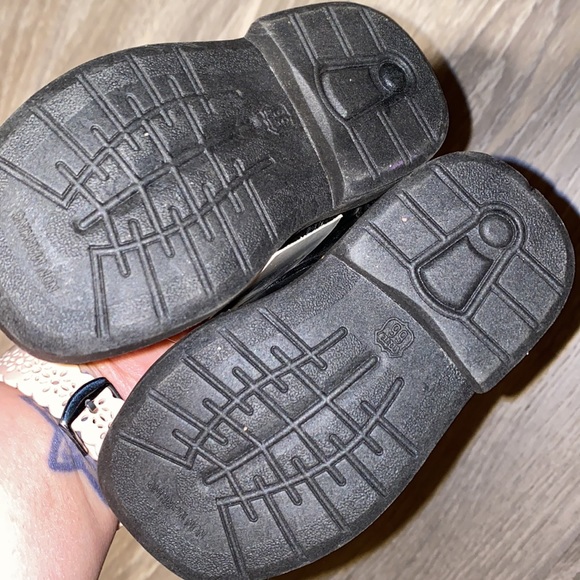 Walking shoes - Picture 2 of 3